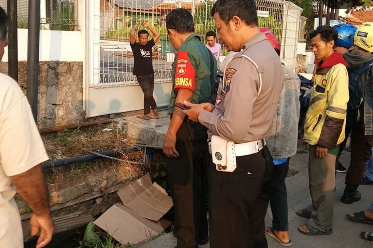 Mayat pria ditemukan di selokan Jalan Urip Sumoharjo, Tugu, Kota Semarang akan dievakuasi tim gabungan, Kamis (30/5/2024).