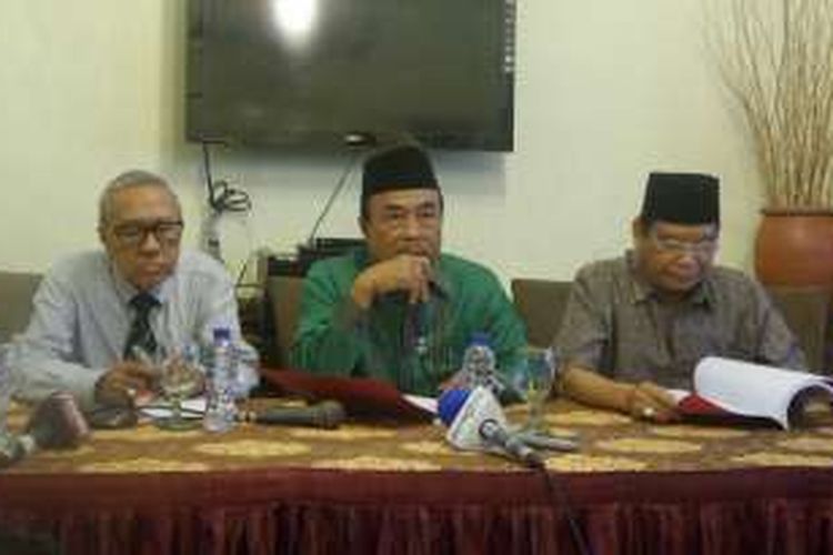 Anggota Majelis Tinggi PPP sekaligus senior partai, Ahmad Syarwani, Zarkasih Noer dan Anwar Sanusi (paling kiri ke kanan) saat menggelar konferensi pers di Senayan, Jakarta, Kamis (24/11/2016).