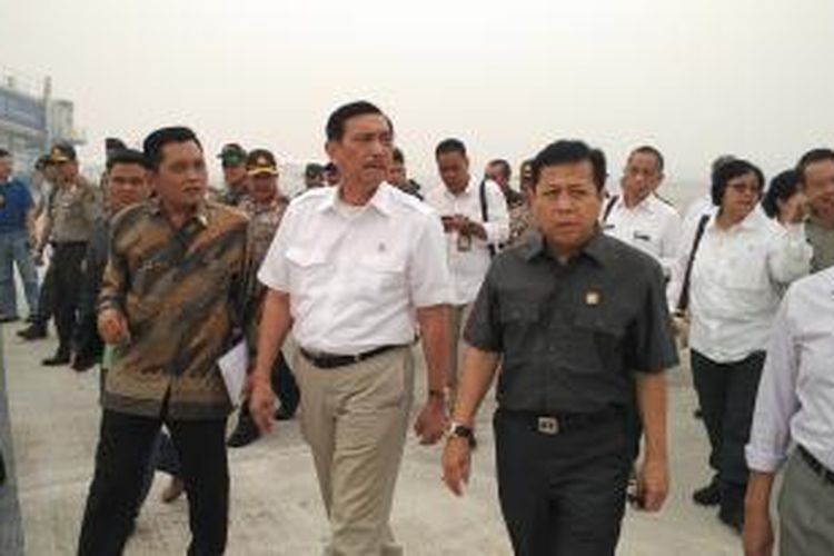 Menko Polhukam Luhut Binsar Panjaitan dan rombongan tiba di Bandara Sultan
Mahmud Badarudin II di Palembang, Sumatera Selatan, Selasa (27/10/2015).
