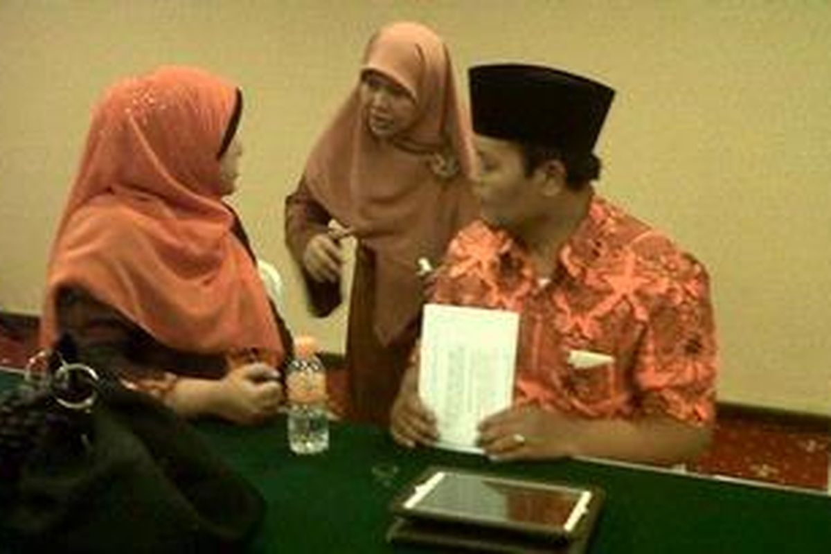 Dokter Diana Abbas (kiri) saat menemani suaminya, Hidayat Nur Wahid dalam sebuah acara di Balai Kartini, Kuningan, Jakarta Selatan, Selasa (3/7/2012).