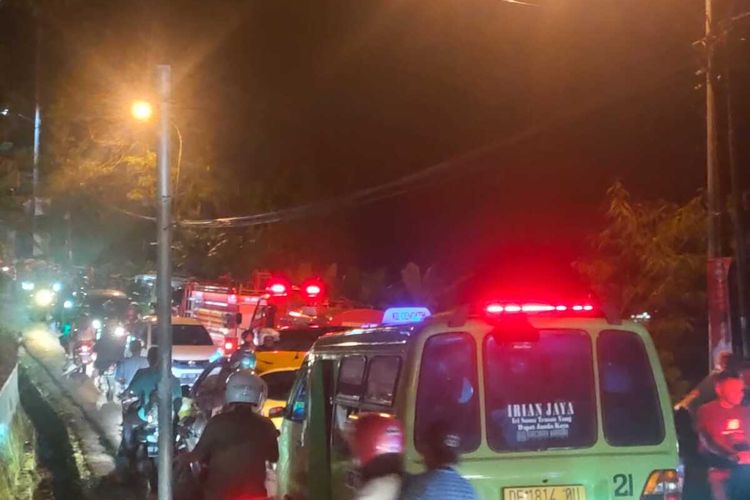 Dua mobil pemadam kebakaran dikerahkan ke tanjakan Kebun Cengkeh, Ambon untuk memadamkan sebuah mobil angkot yang terbakar, Selasa malam (12/7/2022). Kejadian itu menyebabkan kemacetan parah di kawasan tersebut