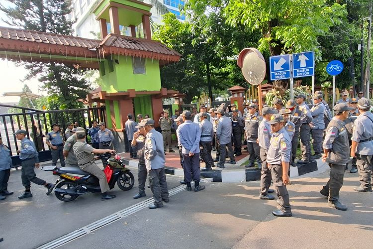 Protes Pernyataan Kepala Satpol PP Bekasi, Linmas Geruduk Kantor Wali Kota