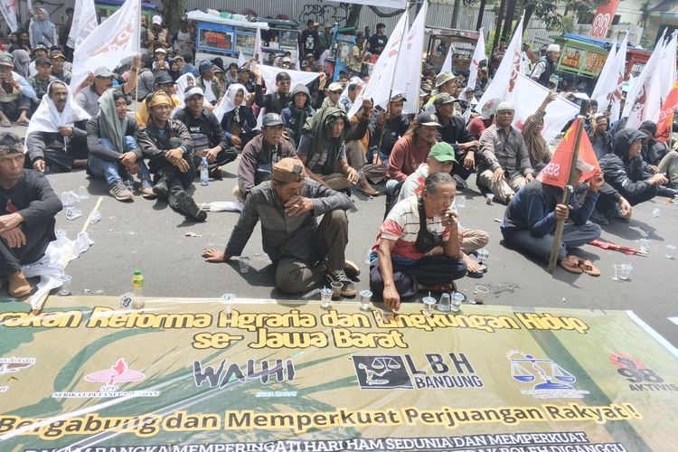 Aktivis dan Petani perwakilan dari 10 kabupaten dan kota di Jawa Barat melakukan aksi demonstrasi di depan Gedung DPRD Jabar, Jalan Diponegoro, Kota Bandung, Selasa (9/12/2025), mendesak pemerintah evaluasi total konsesi lahan yang tidak adil.