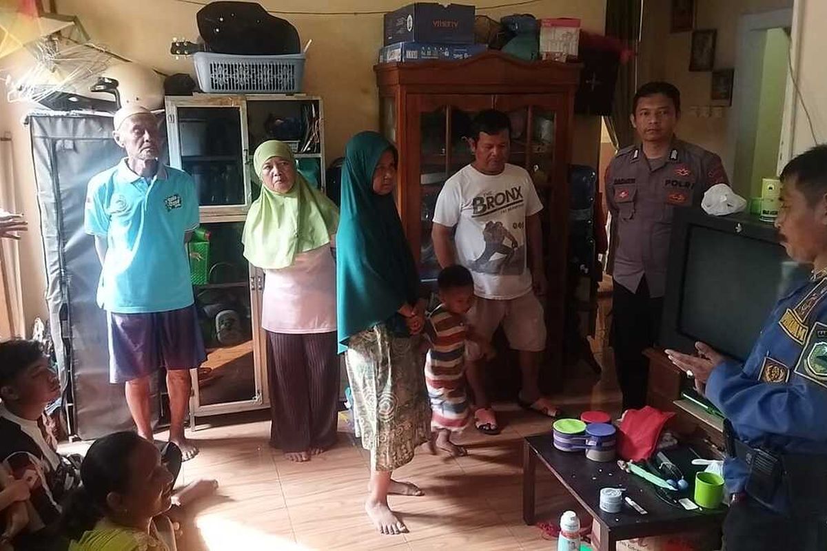 Petugas damkar dan kepolisian Kabupaten Kuningan mendatangi rumah Titin, yang tersambar petir, di Desa Garawangi, Kecamatan Garawangi, Kabupaten Kuningan, Jawa Barat, pada Senin (16/1/2023)