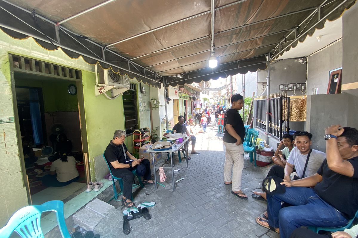 Suasana rumah duka korban kecelakaan di Lumajang, Senin (20/11/2023).