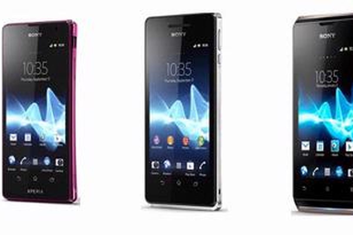Dari kiri ke kanan, Xperia TX, Xperia V, dan Xperia E.