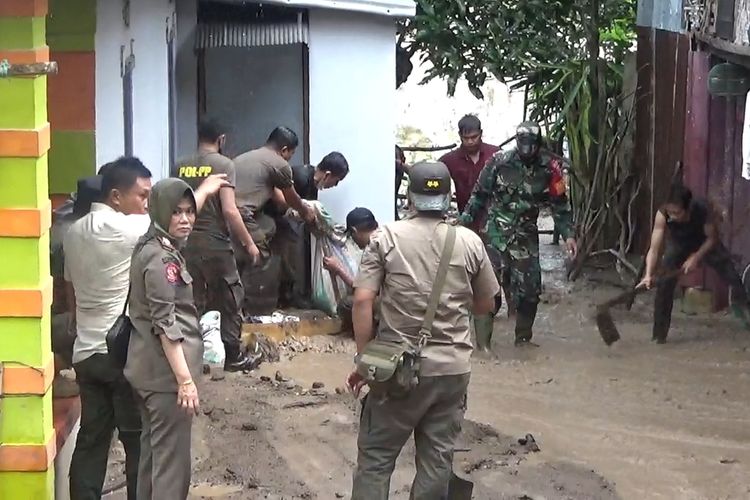 Longsor, Empat Rumah Tetimbun di Parepare