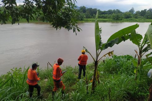 BPBD Kota Kediri Sisir Sungai Brantas Cari Pemilik Motor Misterius yang Diduga Tercebur