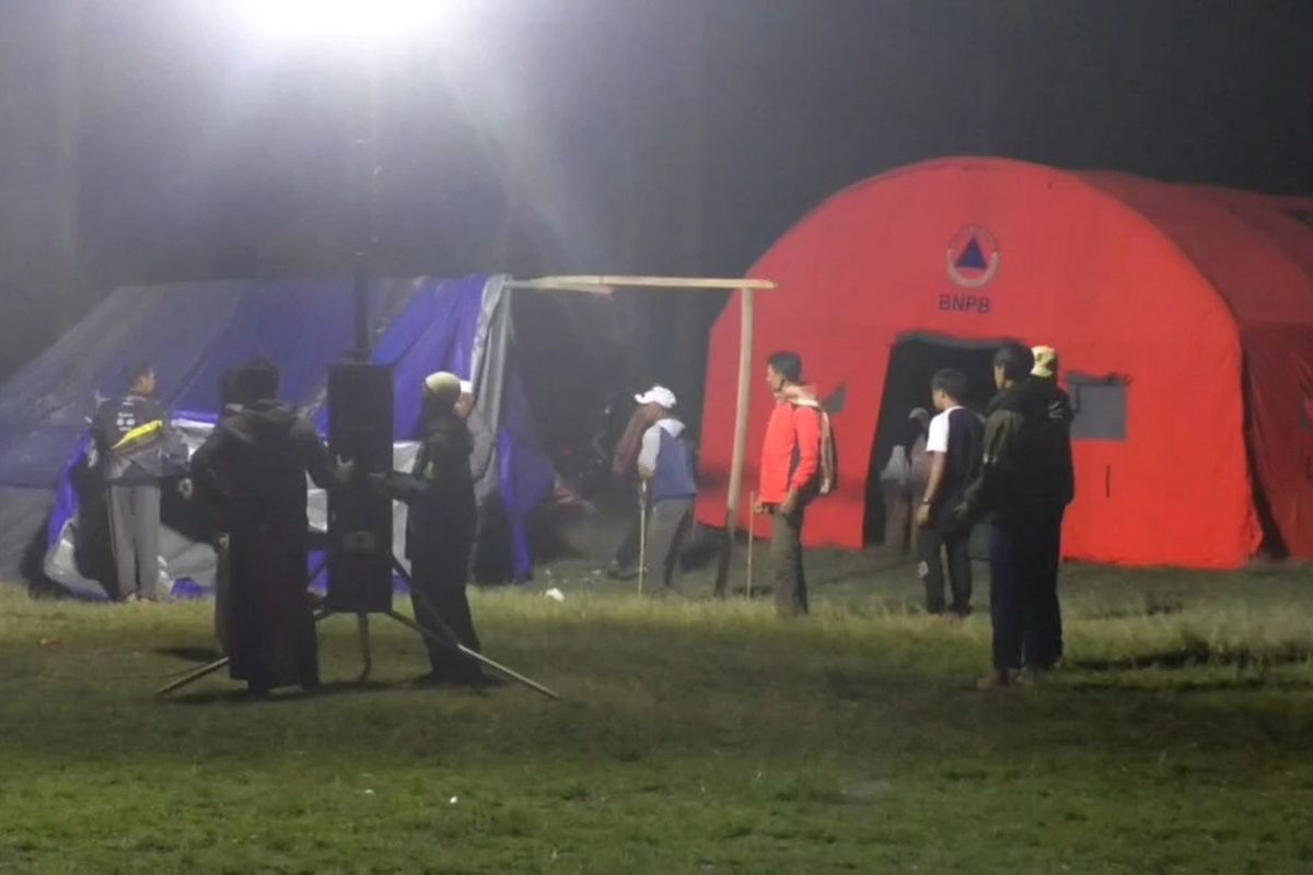 Para pengungsi yang tinggal di tenda darurat mengekuhkan kurangnya perlengkapan seperti selimut dan perlengkapan anak, para pengungsi membangun tenda seadanya di lapangan Cibereum, Kecamatan Kertasari, Kabupaten Bandung, Jawa Barat, setelah rumahnya diguncang gempa bermagnitudo 4,9 pada Rabu (18/9/2024)