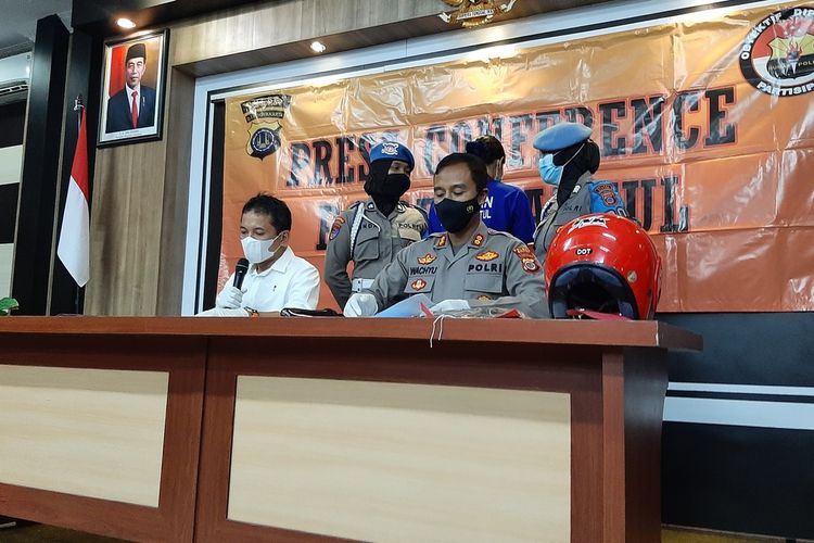 Dir Reskrimmum Polda DIY Kombes Burkan Rudy Satriya (Baju Putih) dan tersangka NA (belakang) di Mapolres Bantul Senin (3/5/2021)