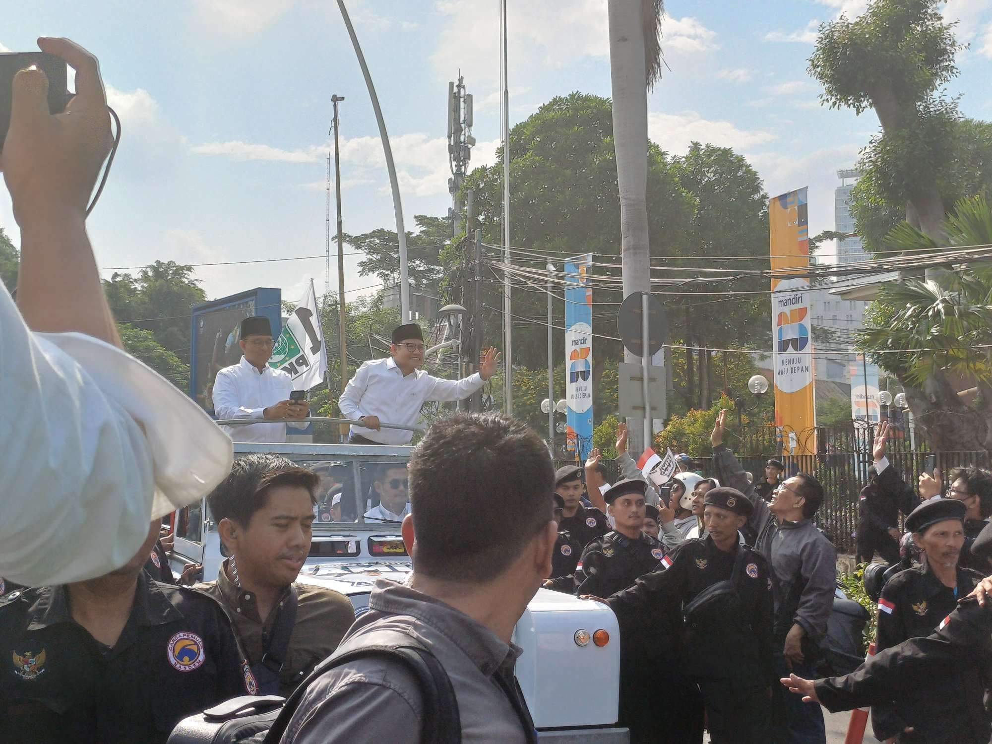 Anies-Cak Imin Naik Land Rover Putih ke KPU, Disopiri Ahmad Sahroni