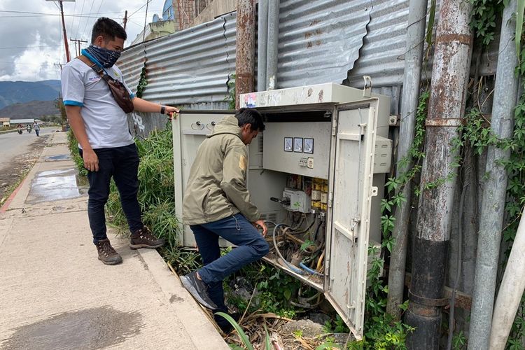 Petugas PLN sedang memperbaiki salah satu infrastruktur kelistrikan yang rusak saat terjadi kerusuhan di Wamena, Kabupaten Jayawijaya, Papua, pada 23 September lalu, Kamis (26/9/2019)