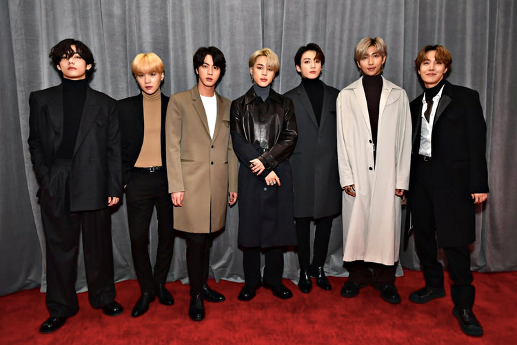 V, RM, Suga, Jungkook, Jin, J-Hope dan Jimin yang tergabung dalam boyband BTS di red carpet Grammy 2020.
