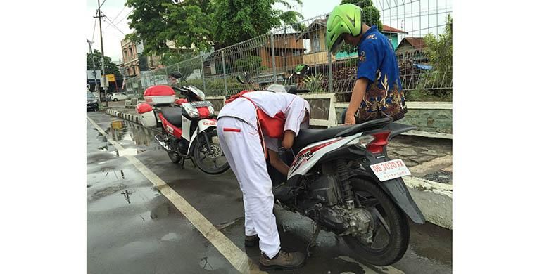 Pemeriksaan sepeda motor saat musim hujan