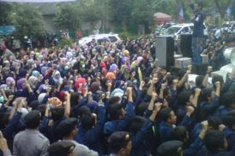 Mahasiswa Universitas Brawijaya Malang yang berkampus di Kediri, Jawa Timur, saat menggelar aksi unjuk rasa percepatan persetujuan pembangunan kampusnya di halaman kantor DPRD setempat, Senin (25/11/2013).