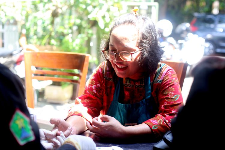 Yesi salah satu warga sedang menjalani pemeriksaan gratis yang diadakan Dinas Kesehatan Kota Malang dan ditangani langsung ditangani tim PSC 911 dan dokter spesialis emergency FK Universitas Brawijaya di warung makanan Isor Nongko Kota Malang, Jumat (14/2/2025) pagi.