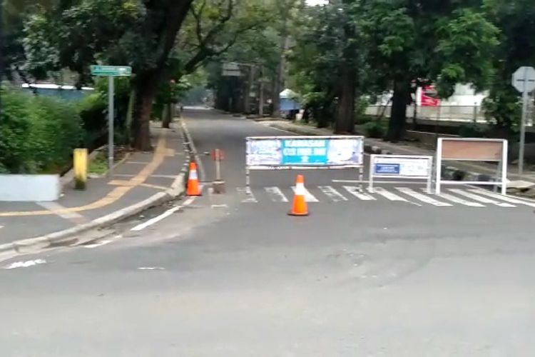 sejumlah ruas jalan di Kota Bandung ditutup, hal ini dilakukan untuk membatasi aktifitas warga ditengah pandemi virus corona