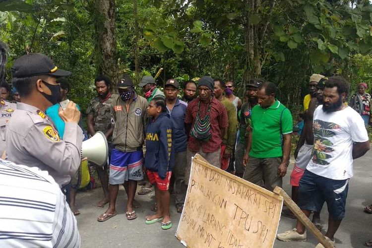 Warga ketika memblokade jalan menuju kuburan SP 1, Senin (13/4/2020).