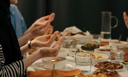 Hindari Makan Berlebihan Saat Buka Puasa, Ini Risikonya