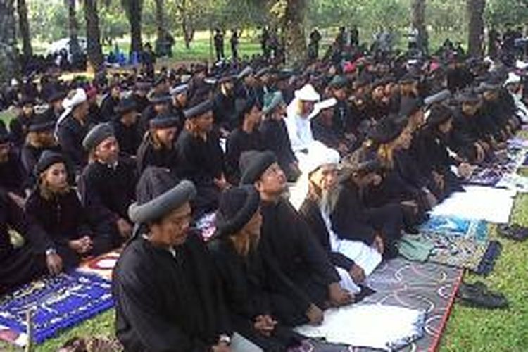 Ratusan jamaah An Nazir tengah melaksanakan sholat Idul Fitri di pesisir danau Mawang, Kelurahan Romanglompoa, Kecamatan Bontomarannu, Kabupaten Gowa, Sulawesi Selatan. Minggu, (27/07/2014).