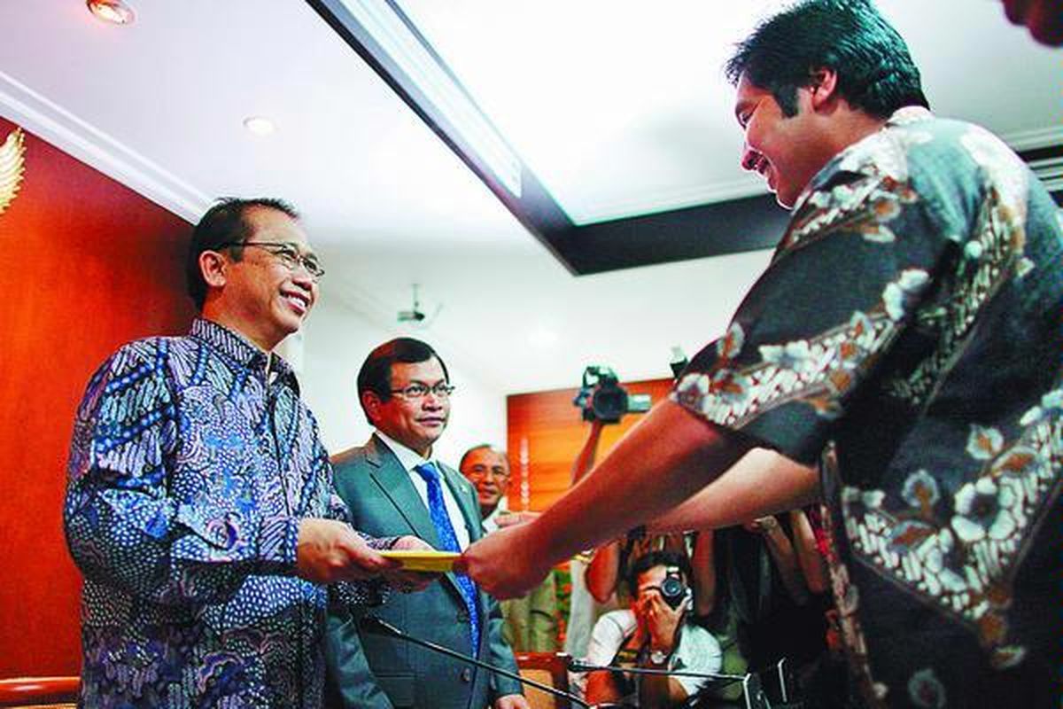 Ketua Dewan Perwakilan Rakyat Marzuki Alie (kiri) menerima dokumen berisi tanda tangan 139 anggota DPR yang mengajukan usulan hak angket atas pengusutan kasus Bank Century, Kamis (12/11). Marzuki sendiri menolak menandatangani dokumen hak angket itu.