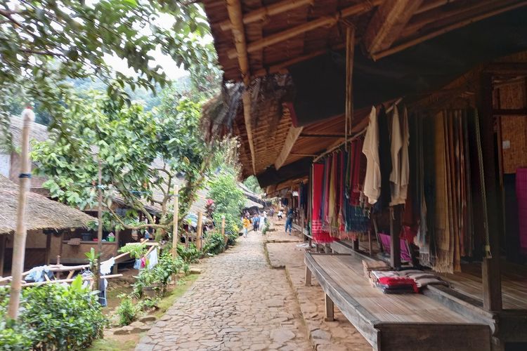 Kawasan Wisata Adat Baduy di Ciboleger, Desa Kanekes, Kecamatan Leuwidamar, Kabupaten Lebak, Banten