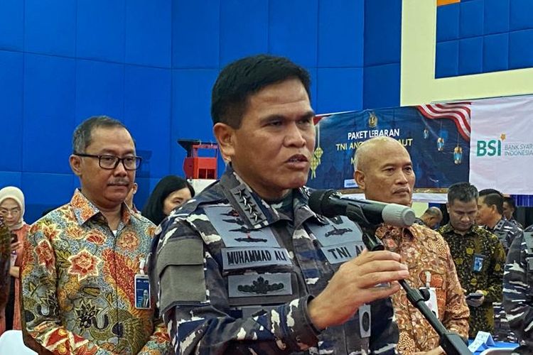 Kepala Staf TNI AL (KSAL) Laksamana Muhammad Ali di sela-sela acara pembagian paket murah di Mabesal, Cilangkap, Jakarta Timur, Jumat (14/4/2023).
