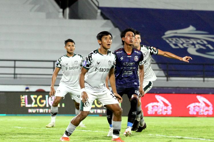 Pemain Arema FC Johan Ahmat Alfarizi (kanan) bersiap duel dengan pemain Persikabo 1973 saat pertandingan laga tunda pekan 17 Liga 1 2021-2022 yang berakhir dengan skor 0-0 di Stadion Kapten I Wayan Dipta Gianyar, Bali, Rabu (5/1/2022) malam.