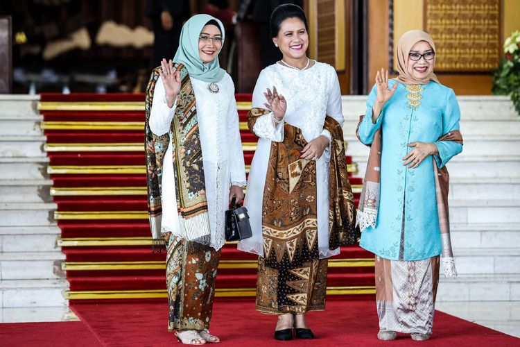 Ibu Negara Iriana bersama Mufidah dan Wury tiba sebelum acara  pelantikan presiden dan wakil presiden di Komplek Parlemen, Senayan, Jakarta, Minggu (20/10/2019)