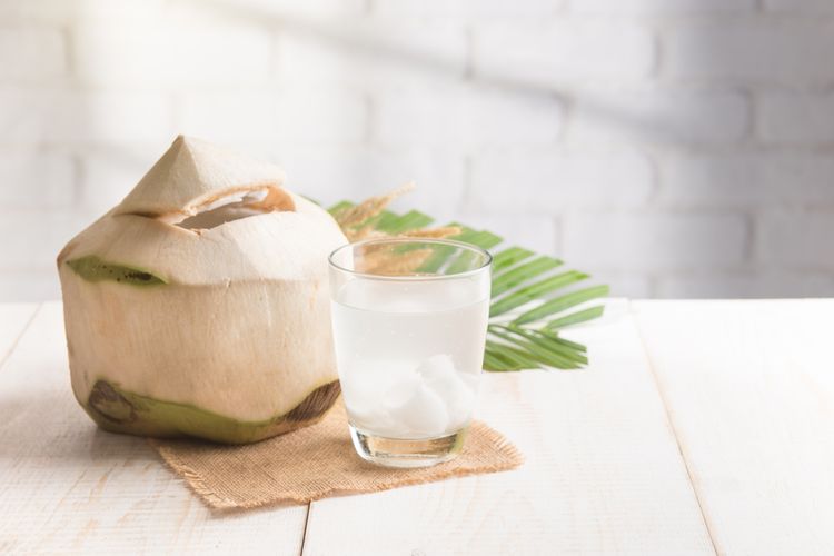 Ilustrasi apakah ada efek samping minum air kelapa muda?