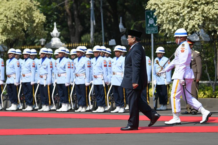 Menteri Pertahanan Prabowo Subianto (kiri) menginspeksi pasukan saat upacara penyambutan di Kantor Kementerian Pertahanan, Jakarta, Kamis (24/10/2019).