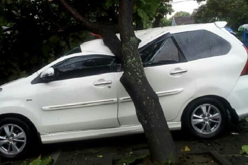 Hujan dan Angin Kencang di Yogyakarta, Pohon Tumbang Timpa Mobil, Tiang Listrik Miring