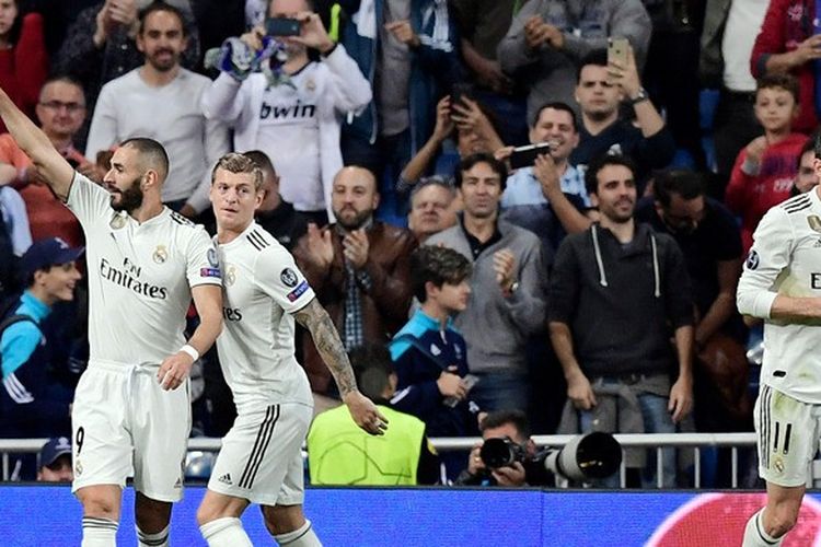 Penyerang Real Madrid, Karim Benzema (kiri), merayakan gol yang dicetak ke gawang Viktoria Plzen dalam laga Grup G Liga Champions di Stadion Santiago Bernabeu, Madrid, Spanyol pada 23 Oktober 2018.