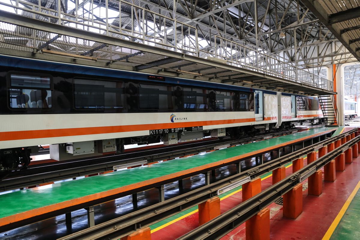 Satu rangkaian kereta Bandara Soekarno-Hatta (Soetta) buatan PT Industri Kereta Api (INKA) terlihat di Balai Yasa, Manggarai, Jakarta, Senin (18/9/2017). Total ada sepuluh train set Kereta Bandara Soekarno-Hatta akan tiba di Balai Yasa Manggarai pada bulan Oktober dan ditargetkan akan beroperasi pada September 2017.