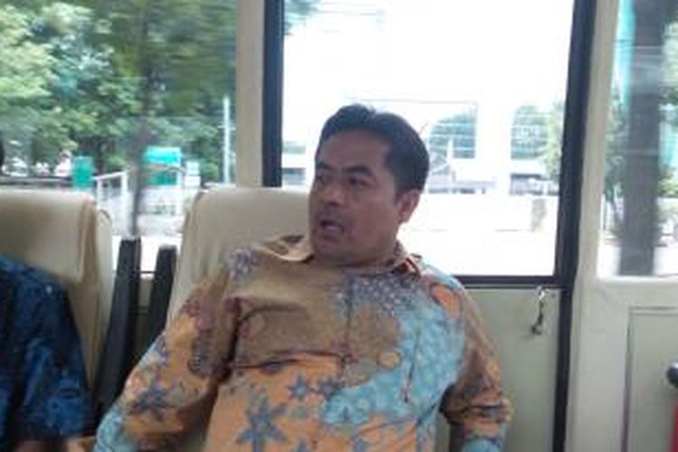 Direktur Utama PT Sarimas Ahmadi Pratama, Dasep Ahmadi saat berada di dalam bus buatan perusahaannya, Kamis (15/1/2015)