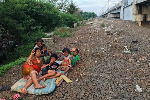 Tinggal di Pinggir Rel Kereta, Waluyo Dapat Tawaran Pulang Kampung dan Modal Beternak