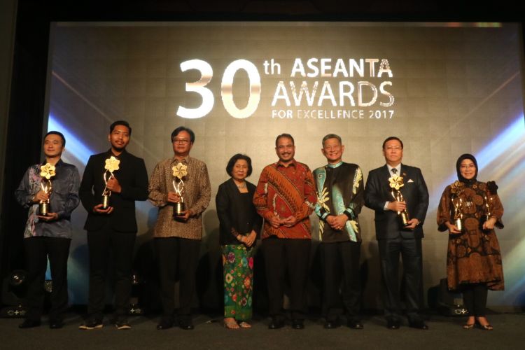 Menteri Pariwisata Arief Yahya, Deputi Presiden ASEANTA SAM Cheah, dan Secretary General of ASEANTA Margaret Heng menemani para pemenang The 30th ASEANTA Awards for Excellence 2017, di Jakarta, Selasa (8/8/2017).