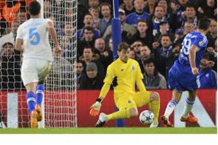 Bola rebound hasil bendungan kiper FC Porto, Iker Casillas (tengah), saat menahan tendangan striker Chelsea, Diego Costa (kanan), membentur dada bek Porto, Ivan Marcano (kiri), yang berujung gol bunuh diri, pada matchday terakhir Grup G Liga Champions di Stamford Bridge, Rabu (9/12/2015).