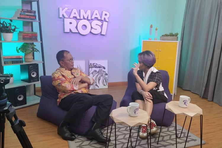 Wali Kota Makassar Mohammad Ramdhan Pomanto menyampaikan konsep Makaverse yang sementara diterapkan di Kota Makassar pada program ?Kamar Rosi? Kompas TV, di Studio Menara Kompas TV, Jakarta, Senin (17/4/2023).