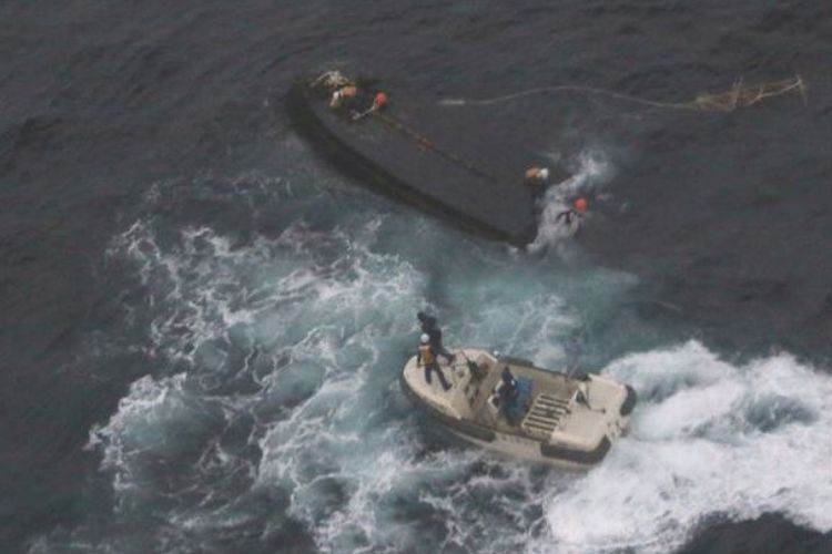 Kapal penyelamat milik penjaga pantai Jepang mendekati kapal nelayan Korea Utara yang terbalik di perairan Jepang.