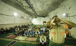Para Pekerja Freeport Shalat Tarawih di Masjid Terdalam di Dunia