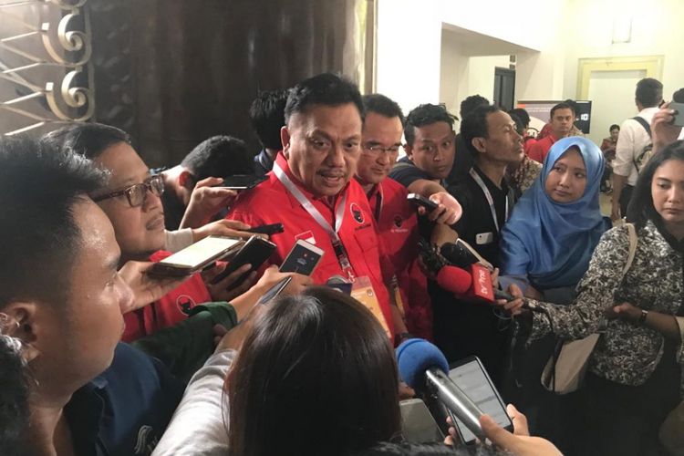 Bendahara Umum (Bendum) PDI-P Olly Dondokambey saat menyerahkan Laporan Penerimaan Sumbangan Dana Kampanye (LPSDK) ke Komisi Pemilihan Umum (KPU), di Kantor KPU, Jakarta Pusat, Rabu (2/1/2018). 