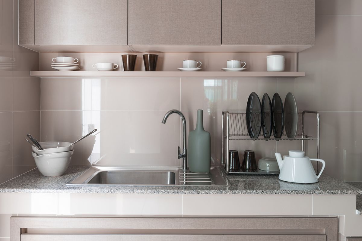 Untuk menjaga tampilan dapur minimalis, pastikan kita membersihkan dapur setiap malam.