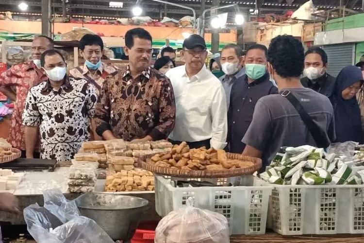 Dirjen Panganan Tanam Suwandi mengecek ketersediaan stok di Pasar Bandarjo