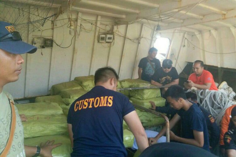 Barang bukti narkoba 1,6 Ton yang diamankan dari kapal Pinuin Union berbendera Singapura yang diamankan di perairan anambas Kepulauan Riau oleh petugas gabungan Polri dan Bea Cukai