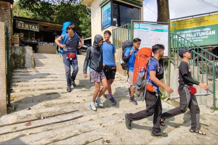 Rombongan mahasiswa mahasiswi Universitas Siliwangi (UNSIL) Tasik berjalan melintasi pos pendakian gunung Ciremai, Kabupaten Kuningan, Jawa Barat, Sabtu (26/6/2022).