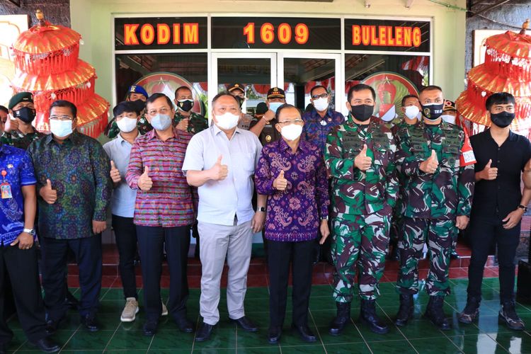 Gubernur Bali Wayan Koster usai memimpin mediasi antara TNI dan warga Desa Sidetapa di Makodim 1609/Buleleng, Selasa (7/9/2021). 