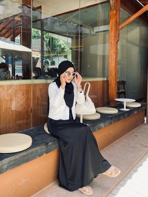 Belanja impulsif, tuntutan tampil rapi, dan keinginan menabung jadi dilema Astri, pekerja muda yang mencoba mencari keseimbangan finansial.
