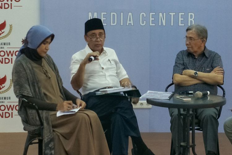 Dewan Penasihat Badan Pemenangan Nasional (BPN) pasangan Prabowo Subianto-Sandiaga Uno, Fuad Bawazier, dalam sebuah diskusi di media center Prabowo-Sandiaga, Jalan Sriwijaya, Jakarta Selatan, Rabu (19/12/2018). 