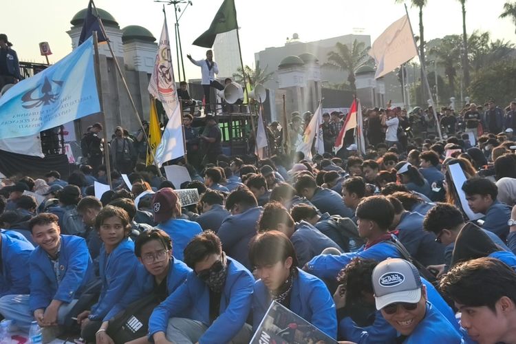 Massa Tiba di DPR Usai Long March dari TVRI, Sempat Terjadi Kericuhan